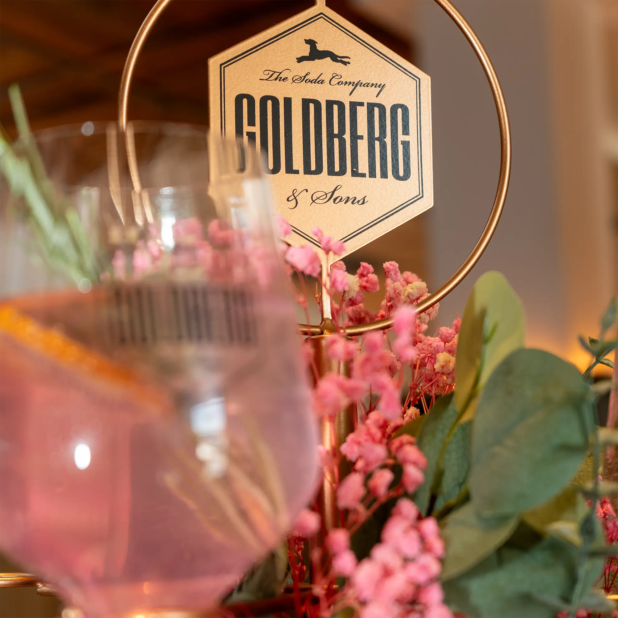 Ein Goldbergturm mit Blüten dekoriert