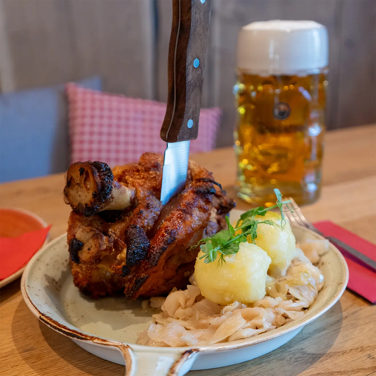 Haxe steht vor einem Hellen auf dem Tisch im Benediktiner Wirtshaus Attendorn