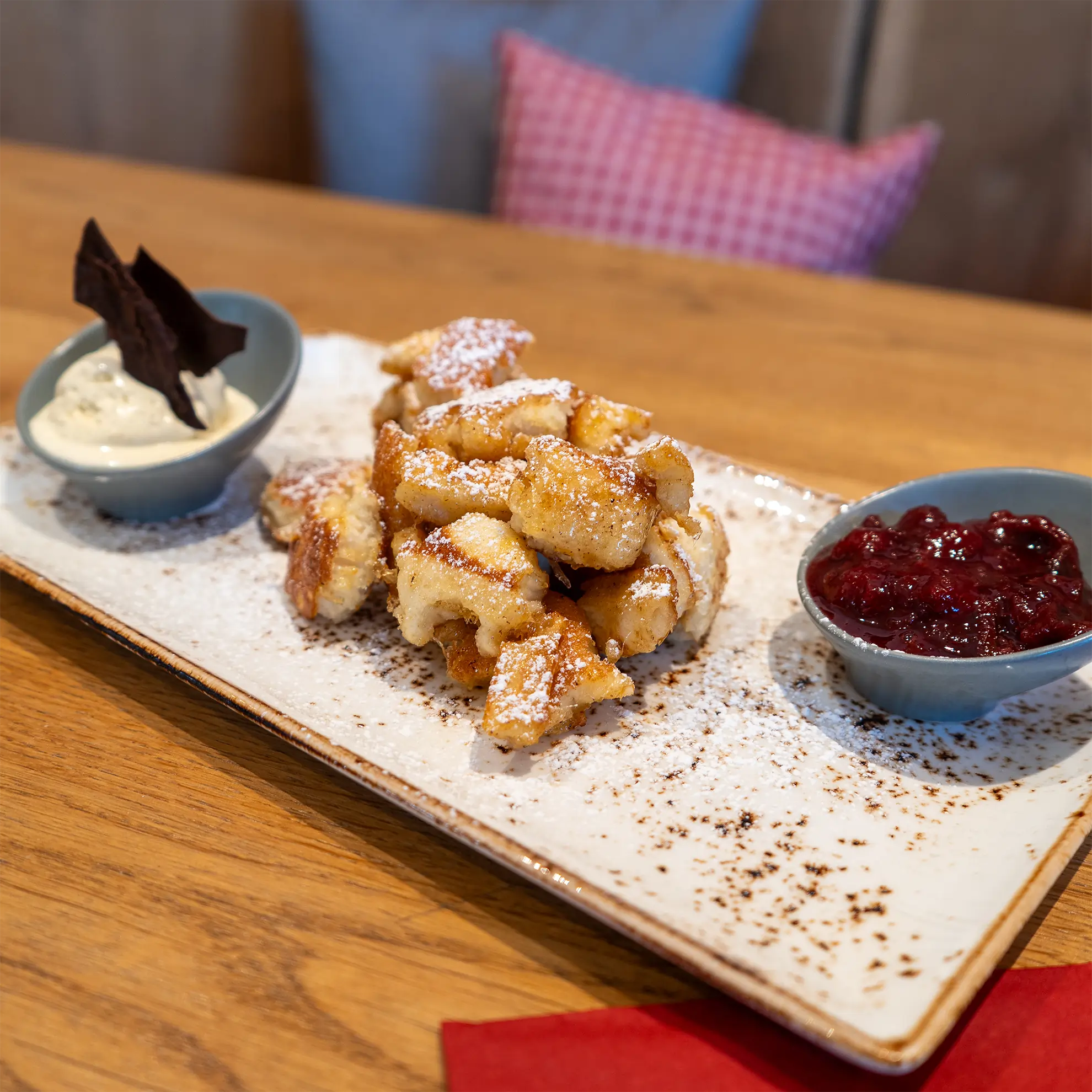 Ein Teller mit Kaiserschmarrn