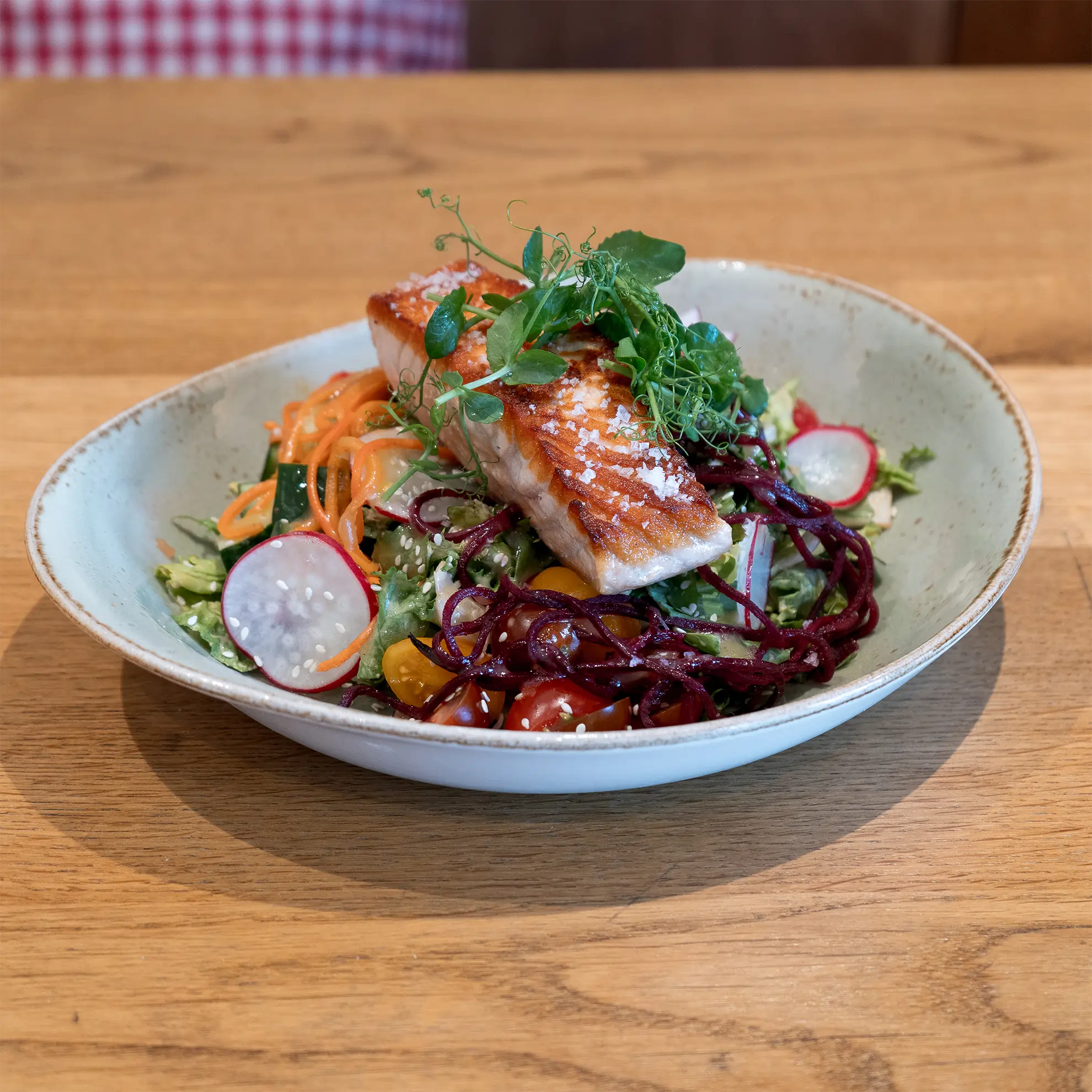 Salat mit Lachs in einer Schale