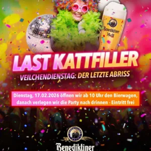 Eine verkleidete Frau vor einem Farbenfrohen Hintergrund mit Benediktiner Hell Gläsern