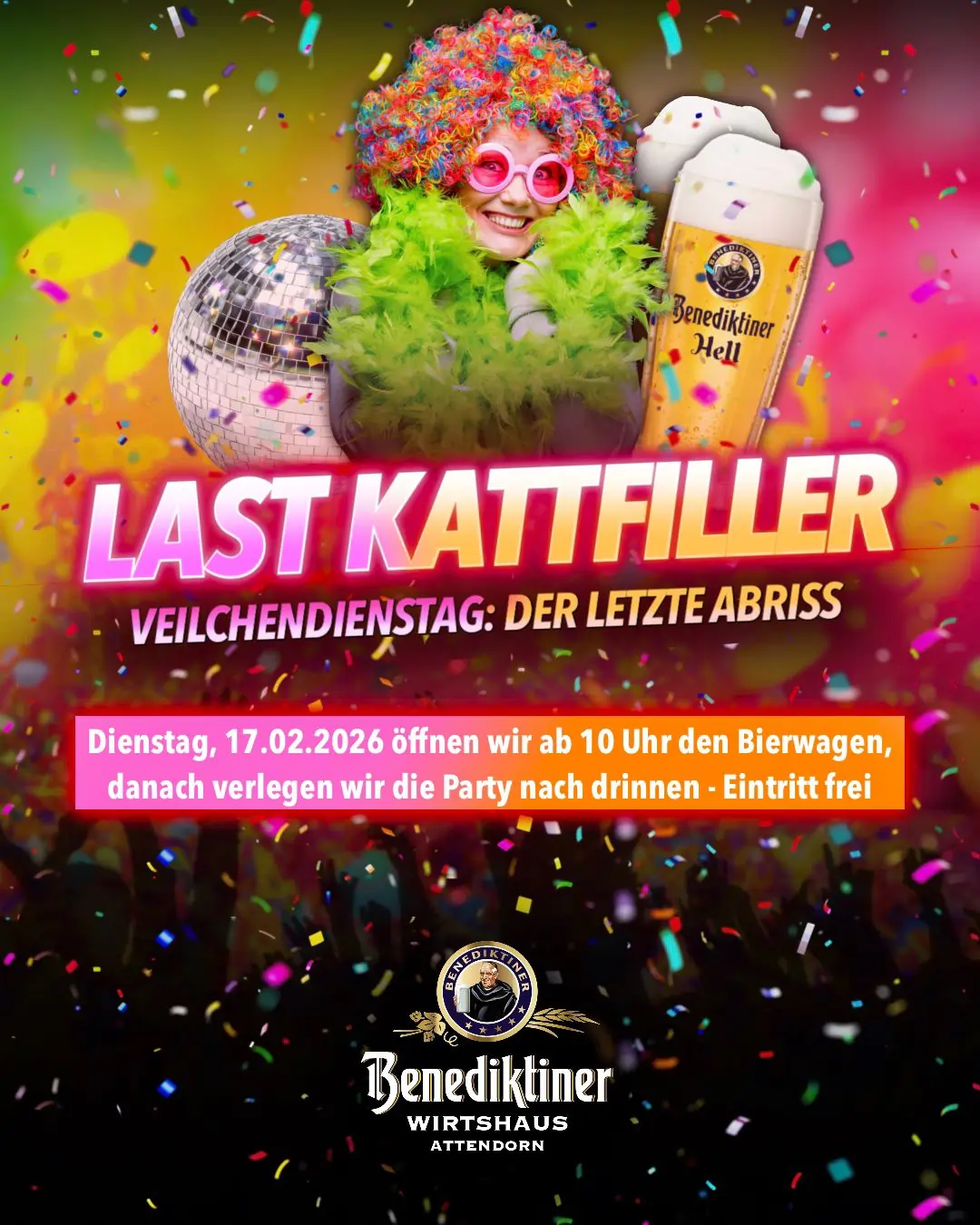 Eine verkleidete Frau vor einem Farbenfrohen Hintergrund mit Benediktiner Hell Gläsern